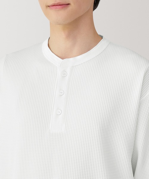 無印良品（ムジルシリョウヒン）の「紳士　ＵＶカット乾きやすいワッフルヘンリーネック長袖Ｔシャツ（Tシャツ/カットソー・メンズ・オフホワイト/ブラック/ダークグレー/サンドベージュ・S/M/L/XL）」の8枚目の写真