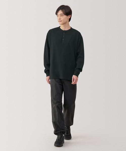 無印良品（ムジルシリョウヒン）の「紳士　ＵＶカット乾きやすいワッフルヘンリーネック長袖Ｔシャツ（Tシャツ/カットソー・メンズ・オフホワイト/ブラック/ダークグレー/サンドベージュ・S/M/L/XL）」の11枚目の写真