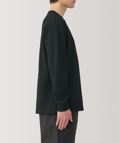 無印良品（ムジルシリョウヒン）の「紳士　ＵＶカット乾きやすいワッフルヘンリーネック長袖Ｔシャツ（Tシャツ/カットソー・メンズ・オフホワイト/ブラック/ダークグレー/サンドベージュ・S/M/L/XL）」の12枚目の写真