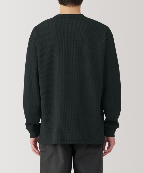 無印良品（ムジルシリョウヒン）の「紳士　ＵＶカット乾きやすいワッフルヘンリーネック長袖Ｔシャツ（Tシャツ/カットソー・メンズ・オフホワイト/ブラック/ダークグレー/サンドベージュ・S/M/L/XL）」の13枚目の写真