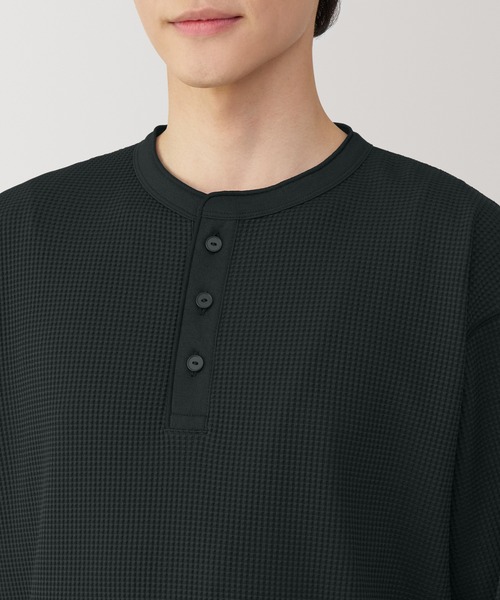 無印良品（ムジルシリョウヒン）の「紳士　ＵＶカット乾きやすいワッフルヘンリーネック長袖Ｔシャツ（Tシャツ/カットソー・メンズ・オフホワイト/ブラック/ダークグレー/サンドベージュ・S/M/L/XL）」の14枚目の写真