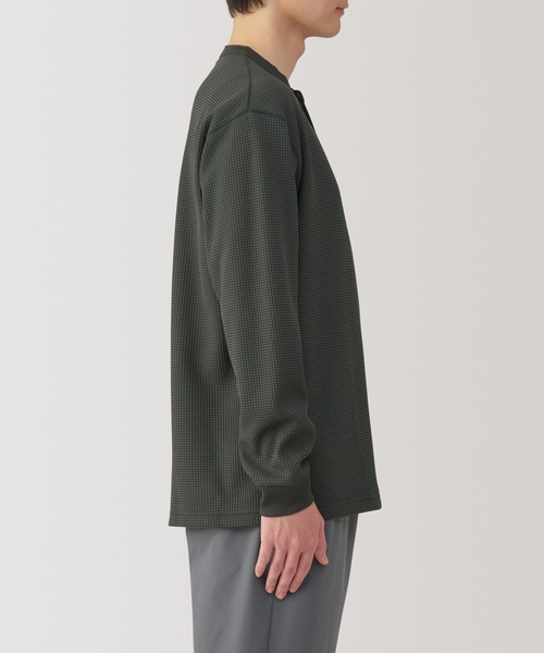 無印良品（ムジルシリョウヒン）の「紳士　ＵＶカット乾きやすいワッフルヘンリーネック長袖Ｔシャツ（Tシャツ/カットソー・メンズ・オフホワイト/ブラック/ダークグレー/サンドベージュ・S/M/L/XL）」の18枚目の写真