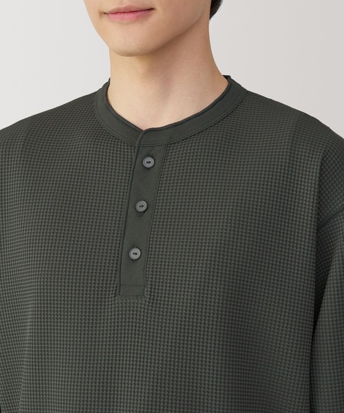 無印良品（ムジルシリョウヒン）の「紳士　ＵＶカット乾きやすいワッフルヘンリーネック長袖Ｔシャツ（Tシャツ/カットソー・メンズ・オフホワイト/ブラック/ダークグレー/サンドベージュ・S/M/L/XL）」の20枚目の写真