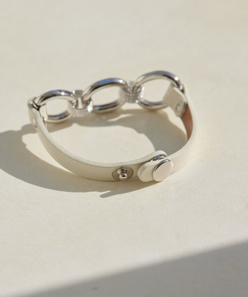 ear PAPILLONNER（イアパピヨネ）の「トップチェーンレザーブレスレット（ブレスレット・レディース・ホワイト/キャメル・FREE）」の4枚目の写真