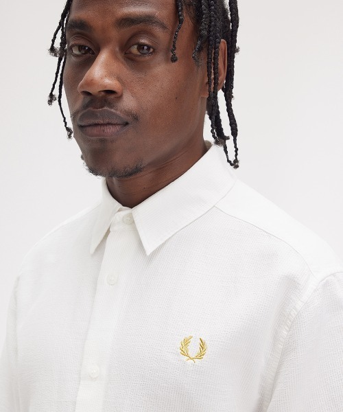 FRED PERRY（フレッドペリー）の「Textured Seersucker Shirt／テクスチャーシアサッカーシャツ（シャツ/ブラウス・メンズ・ホワイト/ネイビー・S/M/L）」の4枚目の写真