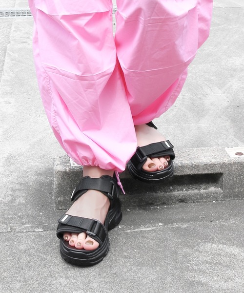 moz(モズ)の「moz(モズ)エアクッション入りソール厚底スポーツサンダル(サンダル・レディース・ブラック・S/LL/L/M)」の1枚目の写真