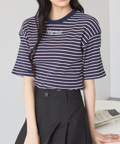 MONO-MART(モノマート)の「ワンポイント刺繍マルチボーダーショート丈半袖Tシャツ(Tシャツ/カットソー・レディース・ホワイト/ピンク/ネイビー/ブラック/ライトイエロー・FREE)」の3枚目の写真