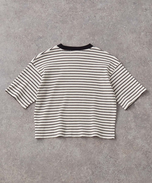 MONO-MART(モノマート)の「ワンポイント刺繍マルチボーダーショート丈半袖Tシャツ(Tシャツ/カットソー・レディース・ホワイト/ピンク/ネイビー/ブラック/ライトイエロー・FREE)」の11枚目の写真