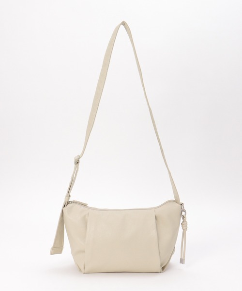 ikka(イッカ)の「撥水合皮ハーフムーンミニショルダーバッグ(ショルダーバッグ・レディース・オリーブ/グリーン/ベージュ/ブラック/ボルドー/ブラウン系その他・FREE)」の3枚目の写真