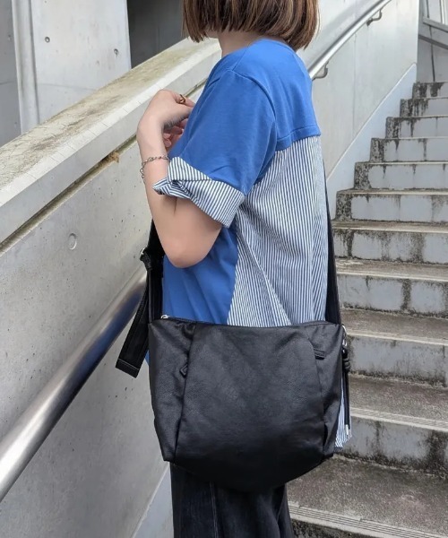 ikka(イッカ)の「撥水合皮ハーフムーンミニショルダーバッグ(ショルダーバッグ・レディース・オリーブ/グリーン/ベージュ/ブラック/ボルドー/ブラウン系その他・FREE)」の1枚目の写真