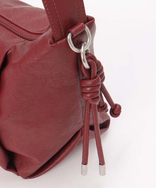 ikka(イッカ)の「撥水合皮ハーフムーンミニショルダーバッグ(ショルダーバッグ・レディース・オリーブ/グリーン/ベージュ/ブラック/ボルドー/ブラウン系その他・FREE)」の11枚目の写真