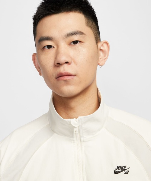 NIKE（ナイキ）の「ナイキ NIKE ナイキSB フルジップ ウーヴン ジャケット（ナイロンジャケット・メンズ・オフホワイト/ブラック・LL/3L/S/M/L）」の4枚目の写真