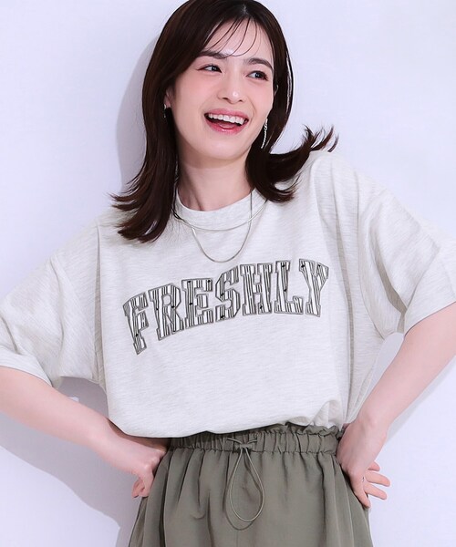 Cutie Blonde(キューティーブロンド)の「◆【S-LL】ゆるっと大人カジュアルに 柄ロゴアソート ミニ裏毛トップス(Tシャツ/カットソー・レディース・ブラック/グレー/オフホワイト・04/01/02/03)」の2枚目の写真