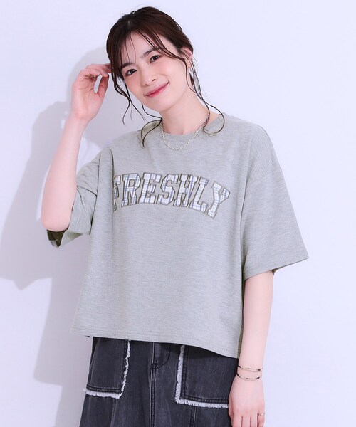Cutie Blonde(キューティーブロンド)の「◆【S-LL】ゆるっと大人カジュアルに 柄ロゴアソート ミニ裏毛トップス(Tシャツ/カットソー・レディース・ブラック/グレー/オフホワイト・04/01/02/03)」の4枚目の写真