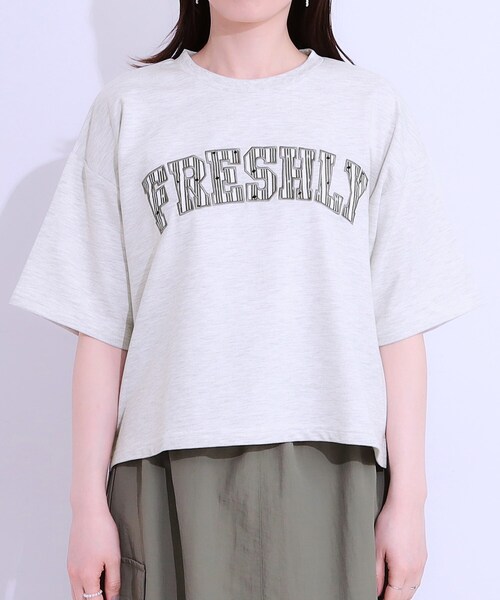 Cutie Blonde(キューティーブロンド)の「◆【S-LL】ゆるっと大人カジュアルに 柄ロゴアソート ミニ裏毛トップス(Tシャツ/カットソー・レディース・ブラック/グレー/オフホワイト・04/01/02/03)」の16枚目の写真