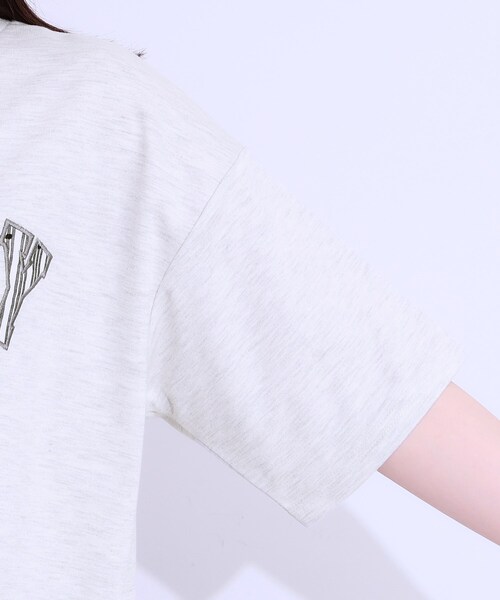Cutie Blonde(キューティーブロンド)の「◆【S-LL】ゆるっと大人カジュアルに 柄ロゴアソート ミニ裏毛トップス(Tシャツ/カットソー・レディース・ブラック/グレー/オフホワイト・04/01/02/03)」の20枚目の写真