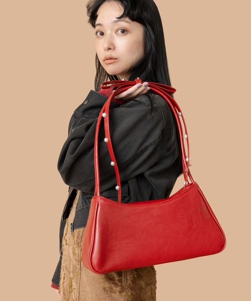 Casselini(キャセリーニ)の「Casselini(キャセリーニ)肩リボンエナメルバッグ(ハンドバッグ・レディース・ブラック/レッド/シルバー・FREE)」の3枚目の写真