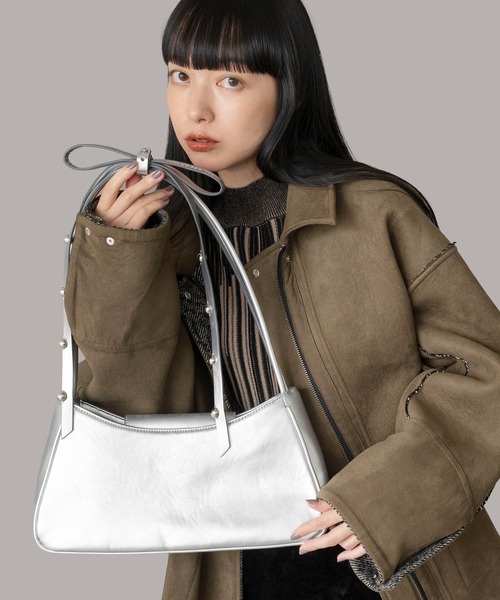 Casselini(キャセリーニ)の「Casselini(キャセリーニ)肩リボンエナメルバッグ(ハンドバッグ・レディース・ブラック/レッド/シルバー・FREE)」の1枚目の写真