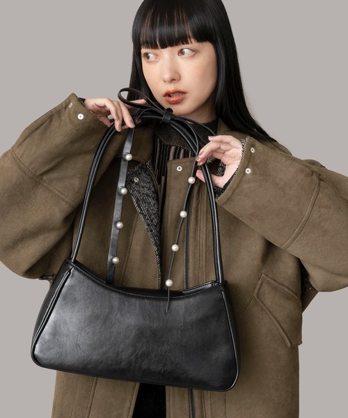 Casselini(キャセリーニ)の「Casselini(キャセリーニ)肩リボンエナメルバッグ(ハンドバッグ・レディース・ブラック/レッド/シルバー・FREE)」の2枚目の写真