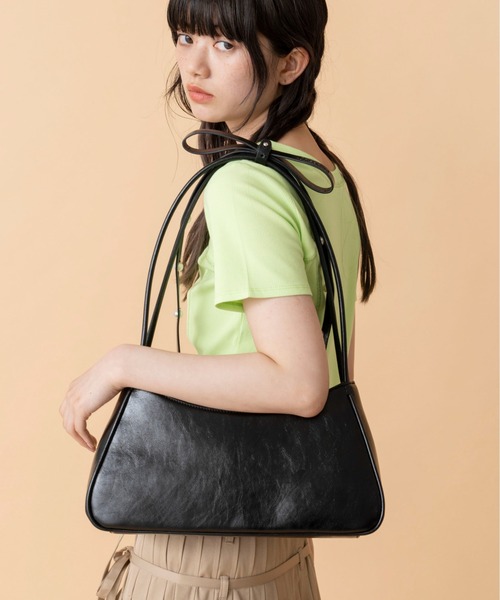 Casselini(キャセリーニ)の「Casselini(キャセリーニ)肩リボンエナメルバッグ(ハンドバッグ・レディース・ブラック/レッド/シルバー・FREE)」の5枚目の写真