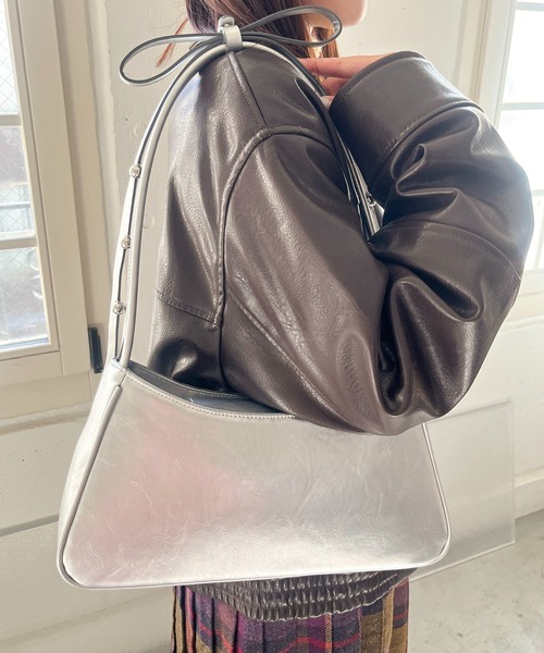 Casselini(キャセリーニ)の「Casselini(キャセリーニ)肩リボンエナメルバッグ(ハンドバッグ・レディース・ブラック/レッド/シルバー・FREE)」の12枚目の写真