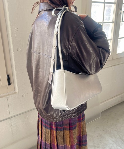 Casselini(キャセリーニ)の「Casselini(キャセリーニ)肩リボンエナメルバッグ(ハンドバッグ・レディース・ブラック/レッド/シルバー・FREE)」の13枚目の写真