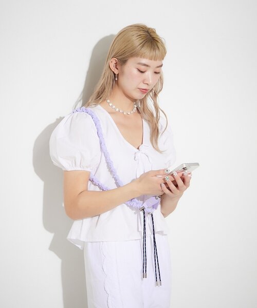 BIRTHDAY BAR(バースデイバー)の「【BEAURE ビュレ】ナイロンギャザーモバイルストラップショルダー(スマホグッズ・レディース・パープル/ブラック/ホワイト・0)」の1枚目の写真