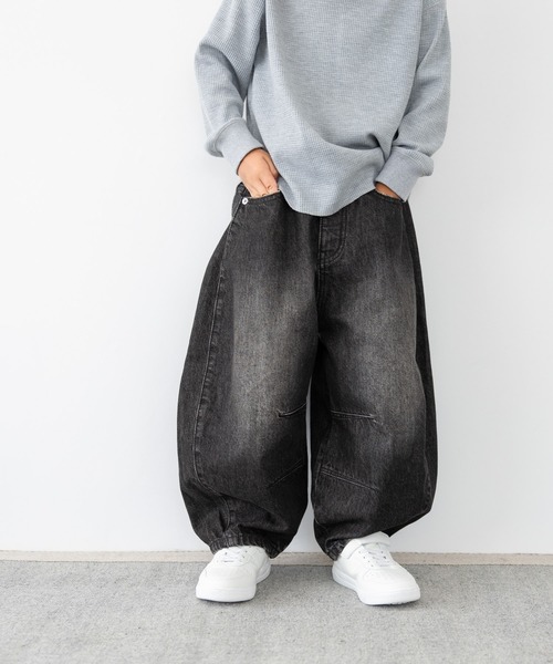 LOWRYS FARM(ローリーズファーム)の「デニムコクーンパンツ 571652(デニムパンツ・キッズ・ライトブルー/ブラック/ブルー・110cm/120cm/130cm/140cm/150cm)」の2枚目の写真