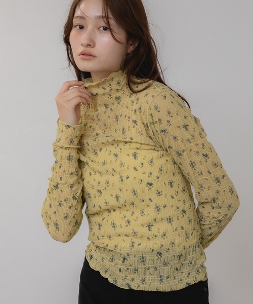 HEILIS(ヘイリス)の「花柄リバティプリントメローカットソー/プリント柄 メロー ハイネック 長袖 カットソー イエロー ホワイト アイボリー 韓国 ガーリー シティガール 春服 秋服 冬服 レイヤード(Tシャツ/カットソー・レディース・オフホワイト/イエロー・FREE)」の3枚目の写真