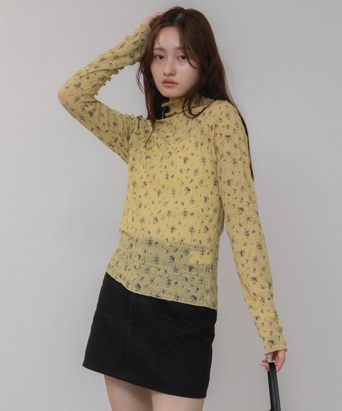 HEILIS(ヘイリス)の「花柄リバティプリントメローカットソー/プリント柄 メロー ハイネック 長袖 カットソー イエロー ホワイト アイボリー 韓国 ガーリー シティガール 春服 秋服 冬服 レイヤード(Tシャツ/カットソー・レディース・オフホワイト/イエロー・FREE)」の4枚目の写真