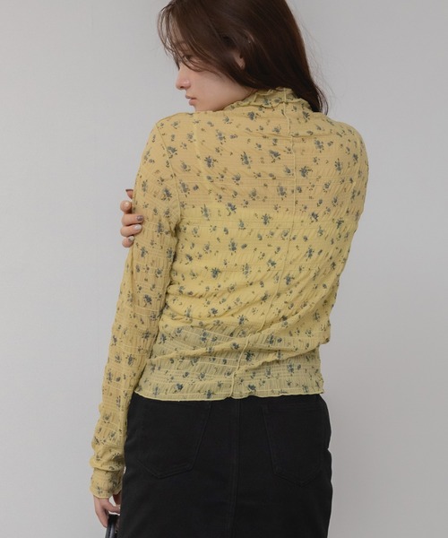 HEILIS(ヘイリス)の「花柄リバティプリントメローカットソー/プリント柄 メロー ハイネック 長袖 カットソー イエロー ホワイト アイボリー 韓国 ガーリー シティガール 春服 秋服 冬服 レイヤード(Tシャツ/カットソー・レディース・オフホワイト/イエロー・FREE)」の6枚目の写真