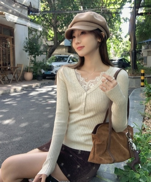 gossip!ロサンゼルス(ゴシップロサンゼルス)の「【Y2Kガーリー】レーストリムVネックリブニットトップス(ニット/セーター・レディース・オフホワイト/ブラック/ベージュ・FREE)」の17枚目の写真