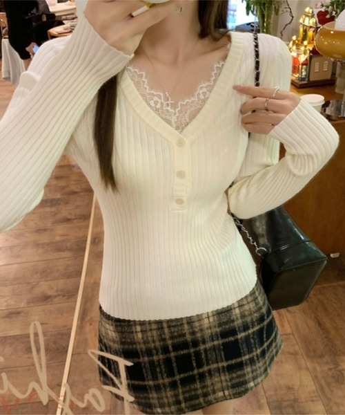 gossip!ロサンゼルス(ゴシップロサンゼルス)の「【Y2Kガーリー】レーストリムVネックリブニットトップス(ニット/セーター・レディース・オフホワイト/ブラック/ベージュ・FREE)」の5枚目の写真