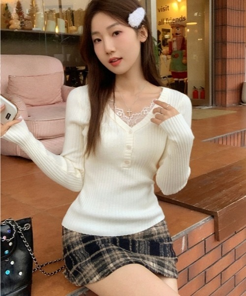 gossip!ロサンゼルス(ゴシップロサンゼルス)の「【Y2Kガーリー】レーストリムVネックリブニットトップス(ニット/セーター・レディース・オフホワイト/ブラック/ベージュ・FREE)」の8枚目の写真