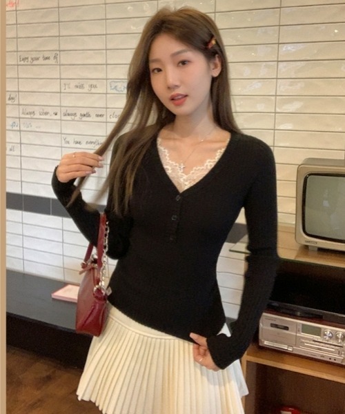 gossip!ロサンゼルス(ゴシップロサンゼルス)の「【Y2Kガーリー】レーストリムVネックリブニットトップス(ニット/セーター・レディース・オフホワイト/ブラック/ベージュ・FREE)」の12枚目の写真