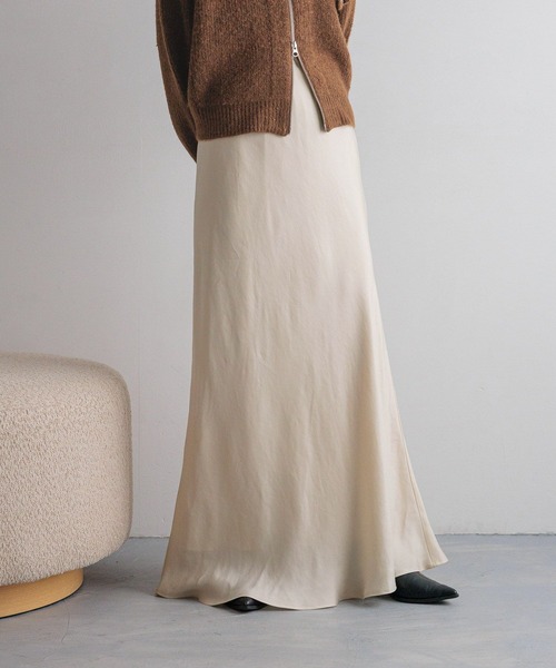 LOWRYS FARM（ローリーズファーム）の「フィブリルサテンスカート　581057（スカート・レディース・アイボリー/チャコールグレー/ブラウン・LARGE/MEDIUM/SMALL）」の2枚目の写真