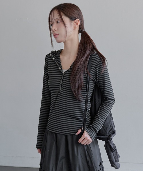 UNE MANSION(ユヌマンション)の「【UNE ORIGINAL】【生地が選べるユニークカットソー】シルバーボタンビッグフードカットソー(Tシャツ/カットソー・レディース・チャコールグレー/ブラック/ブラック系その他/レッド系その他・FREE)」の1枚目の写真