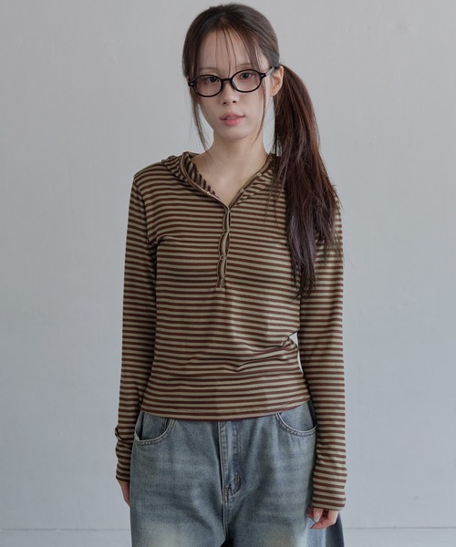 UNE MANSION(ユヌマンション)の「【UNE ORIGINAL】【生地が選べるユニークカットソー】シルバーボタンビッグフードカットソー(Tシャツ/カットソー・レディース・チャコールグレー/ブラック/ブラック系その他/レッド系その他・FREE)」の4枚目の写真