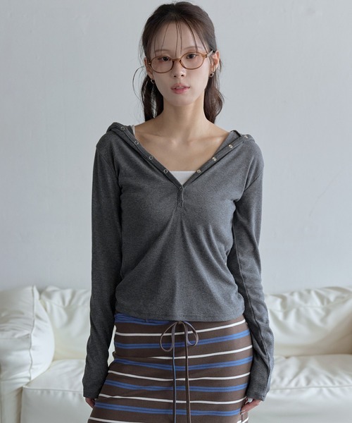 UNE MANSION(ユヌマンション)の「【UNE ORIGINAL】【生地が選べるユニークカットソー】シルバーボタンビッグフードカットソー(Tシャツ/カットソー・レディース・チャコールグレー/ブラック/ブラック系その他/レッド系その他・FREE)」の3枚目の写真