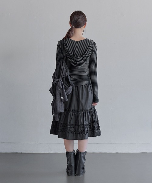 UNE MANSION(ユヌマンション)の「【UNE ORIGINAL】【生地が選べるユニークカットソー】シルバーボタンビッグフードカットソー(Tシャツ/カットソー・レディース・チャコールグレー/ブラック/ブラック系その他/レッド系その他・FREE)」の5枚目の写真