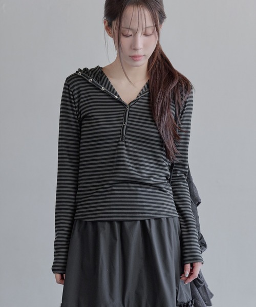 UNE MANSION(ユヌマンション)の「【UNE ORIGINAL】【生地が選べるユニークカットソー】シルバーボタンビッグフードカットソー(Tシャツ/カットソー・レディース・チャコールグレー/ブラック/ブラック系その他/レッド系その他・FREE)」の13枚目の写真