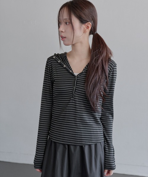 UNE MANSION(ユヌマンション)の「【UNE ORIGINAL】【生地が選べるユニークカットソー】シルバーボタンビッグフードカットソー(Tシャツ/カットソー・レディース・チャコールグレー/ブラック/ブラック系その他/レッド系その他・FREE)」の14枚目の写真