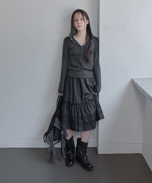 UNE MANSION(ユヌマンション)の「【UNE ORIGINAL】【生地が選べるユニークカットソー】シルバーボタンビッグフードカットソー(Tシャツ/カットソー・レディース・チャコールグレー/ブラック/ブラック系その他/レッド系その他・FREE)」の21枚目の写真