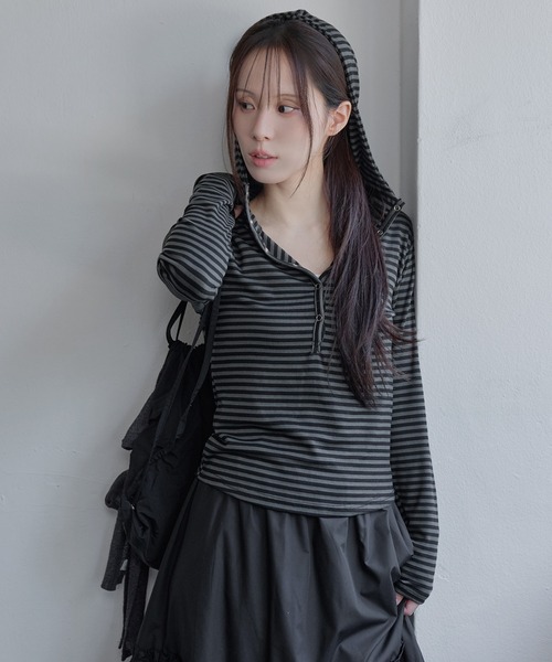 UNE MANSION(ユヌマンション)の「【UNE ORIGINAL】【生地が選べるユニークカットソー】シルバーボタンビッグフードカットソー(Tシャツ/カットソー・レディース・チャコールグレー/ブラック/ブラック系その他/レッド系その他・FREE)」の22枚目の写真