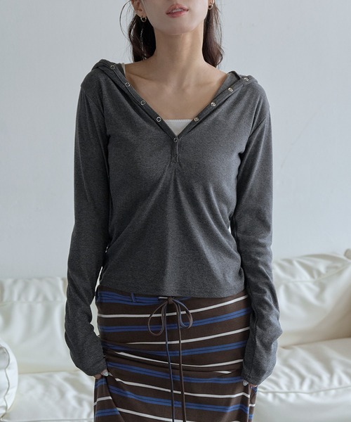 UNE MANSION(ユヌマンション)の「【UNE ORIGINAL】【生地が選べるユニークカットソー】シルバーボタンビッグフードカットソー(Tシャツ/カットソー・レディース・チャコールグレー/ブラック/ブラック系その他/レッド系その他・FREE)」の10枚目の写真