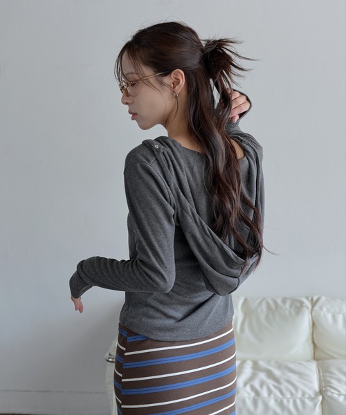 UNE MANSION(ユヌマンション)の「【UNE ORIGINAL】【生地が選べるユニークカットソー】シルバーボタンビッグフードカットソー(Tシャツ/カットソー・レディース・チャコールグレー/ブラック/ブラック系その他/レッド系その他・FREE)」の12枚目の写真