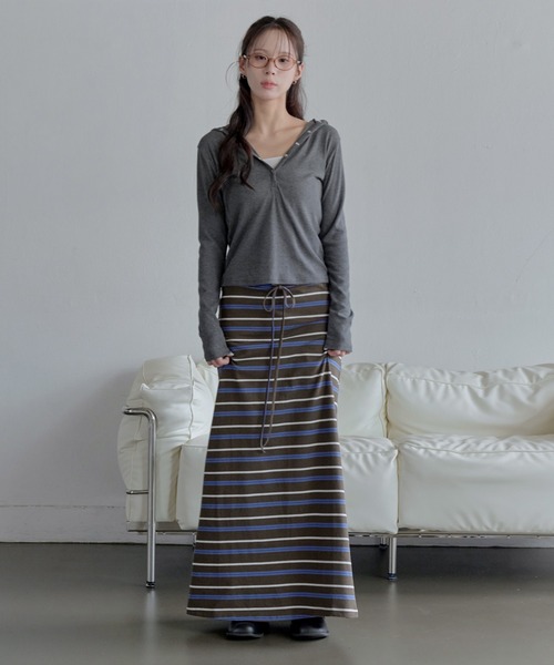 UNE MANSION(ユヌマンション)の「【UNE ORIGINAL】【生地が選べるユニークカットソー】シルバーボタンビッグフードカットソー(Tシャツ/カットソー・レディース・チャコールグレー/ブラック/ブラック系その他/レッド系その他・FREE)」の9枚目の写真