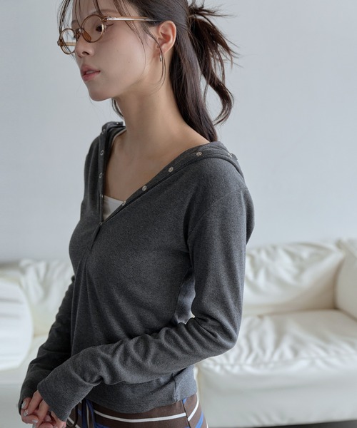 UNE MANSION(ユヌマンション)の「【UNE ORIGINAL】【生地が選べるユニークカットソー】シルバーボタンビッグフードカットソー(Tシャツ/カットソー・レディース・チャコールグレー/ブラック/ブラック系その他/レッド系その他・FREE)」の17枚目の写真