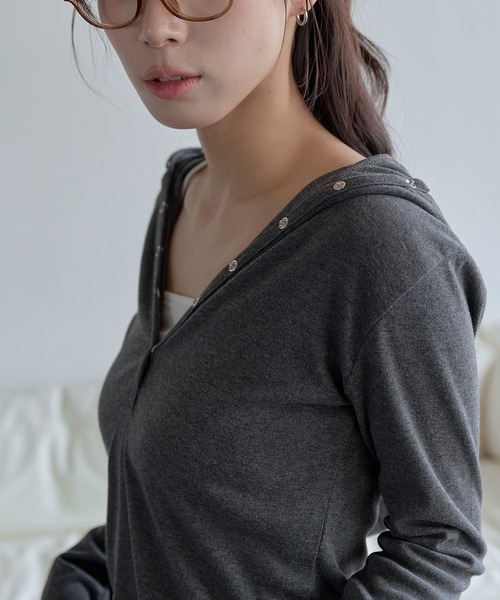 UNE MANSION(ユヌマンション)の「【UNE ORIGINAL】【生地が選べるユニークカットソー】シルバーボタンビッグフードカットソー(Tシャツ/カットソー・レディース・チャコールグレー/ブラック/ブラック系その他/レッド系その他・FREE)」の18枚目の写真