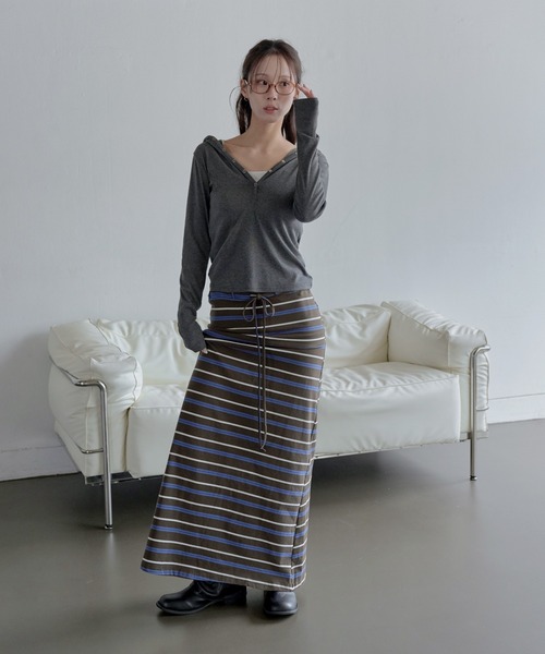 UNE MANSION(ユヌマンション)の「【UNE ORIGINAL】【生地が選べるユニークカットソー】シルバーボタンビッグフードカットソー(Tシャツ/カットソー・レディース・チャコールグレー/ブラック/ブラック系その他/レッド系その他・FREE)」の19枚目の写真